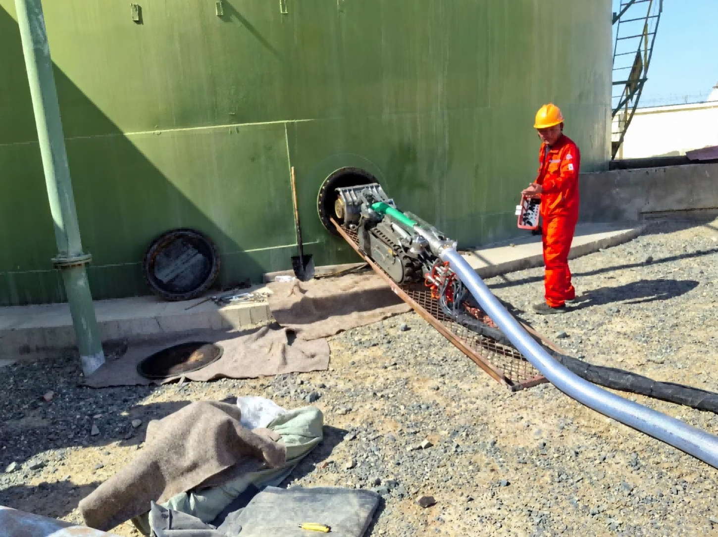 防爆清淤机器人完成储罐实战作业验证
